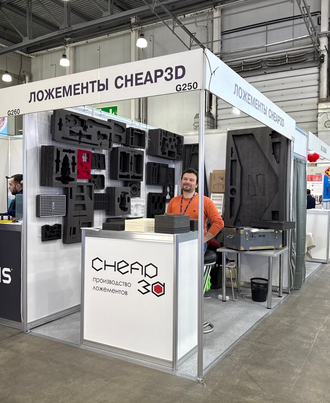 Стенд Cheap3D на выставке «ДронТех»: стена образцов ложементов под БПЛА, пульты и оптику
