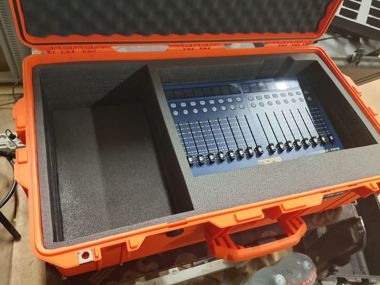 Оранжевый кейс с ложементом из изолона под микшерный пульт Midas с отсеком для проводов и переходников