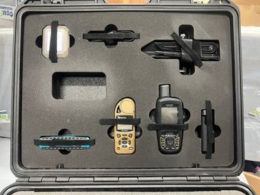 Защитный кейс с ложементом из изолона и EVA под комплект оптики/прицелов + GPS/"собаки". Предметы, находящиеся в крышке, закреплены липучками.